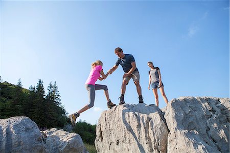 Group of friends hiking in mountain landscape Photographie de stock - Premium Libres de Droits, Code: 6115-08239843