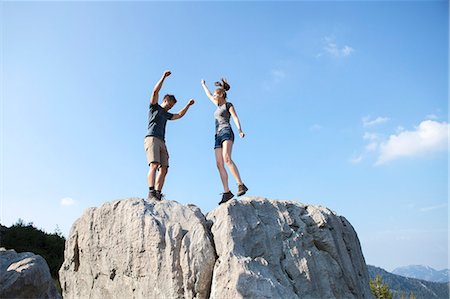 simsearch:6115-08239860,k - Young couple cheering on mountain peak Stockbilder - Premium RF Lizenzfrei, Bildnummer: 6115-08239842