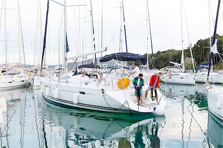 Group of friends landing in harbor, Adriatic Sea Foto de stock - Sin royalties Premium, Código: 6115-08239828