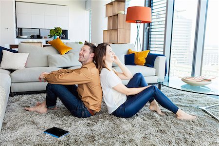 simsearch:6115-08416166,k - Couple relaxing in modern apartment Foto de stock - Sin royalties Premium, Código: 6115-08416182