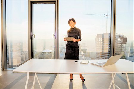 simsearch:6115-08416170,k - Female architect in office against urban skyline Photographie de stock - Premium Libres de Droits, Code: 6115-08416193