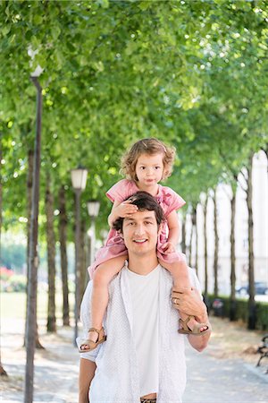 simsearch:6115-08104992,k - Father carrying daughter on his shoulders Foto de stock - Royalty Free Premium, Número: 6115-08416138