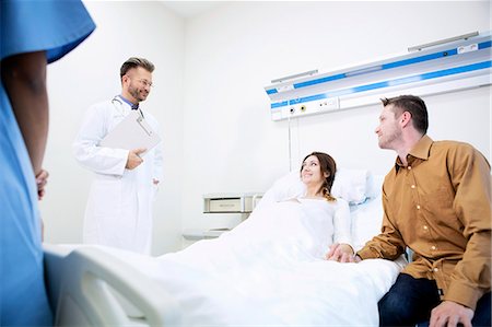 simsearch:6115-08416260,k - Doctor with patient in sick room of hospital Photographie de stock - Premium Libres de Droits, Code: 6115-08416226