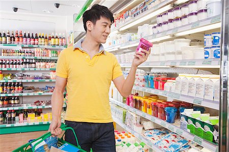 simsearch:649-06433231,k - Young Man Looking At Food in Supermarket Photographie de stock - Premium Libres de Droits, Code: 6116-06938547