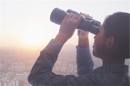 double exposure woman - Double exposure of young businesswoman holding binoculars over cityscape of Beijing Foto de stock - Sin royalties Premium, Código: 6116-06938514