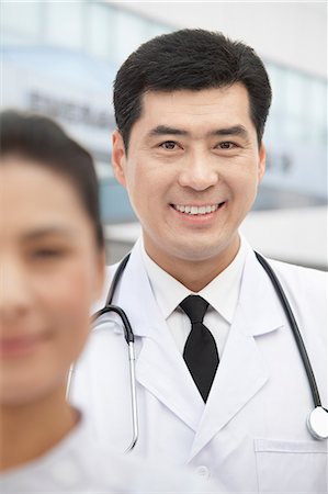 simsearch:6116-07084926,k - Portrait of Doctor, Nurse in Foreground Stockbilder - Premium RF Lizenzfrei, Bildnummer: 6116-06938533