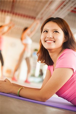 sostén deportivo - Young woman practicing yoga Foto de stock - Sin royalties Premium, Código: 6116-06938646