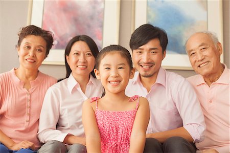simsearch:6116-06939008,k - Multigenerational family smiling, portrait Photographie de stock - Premium Libres de Droits, Code: 6116-06938670