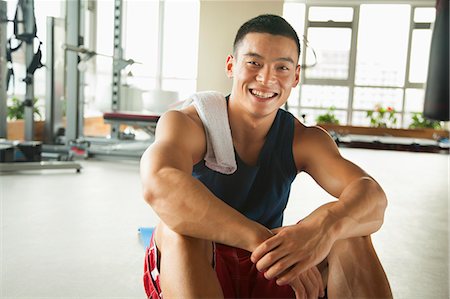 power smile - Young man sitting in the gym, portrait Photographie de stock - Premium Libres de Droits, Code: 6116-06938617