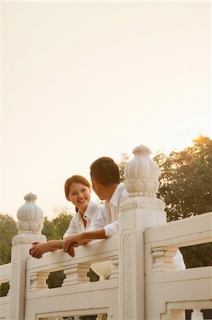 simsearch:649-06844739,k - Young Couple on a Traditional Bridge Photographie de stock - Premium Libres de Droits, Code: 6116-06938755