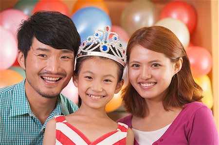 pink shirt woman - Portrait of Family on Daughter's Birthday Stock Photo - Premium Royalty-Free, Code: 6116-06938731