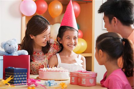 Family Celebrating Girl's Birthday Photographie de stock - Premium Libres de Droits, Code: 6116-06938739