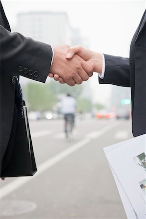 satisfait - Business People Shaking Hands On Road Photographie de stock - Premium Libres de Droits, Code: 6116-06938898