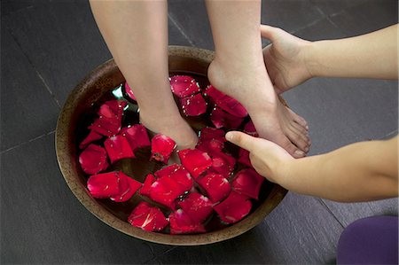 Woman's Feet Soaking in Water with Rose Petals Foto de stock - Sin royalties Premium, Código: 6116-06938808