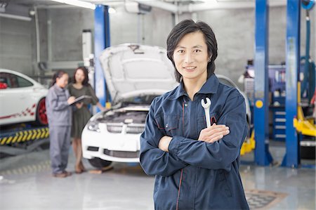 female mechanic portrait - Male Mechanic in Auto Repair Shop Photographie de stock - Premium Libres de Droits, Code: 6116-06938837