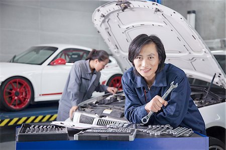 female mechanic portrait - Male Mechanic in Auto Repair Shop Photographie de stock - Premium Libres de Droits, Code: 6116-06938839