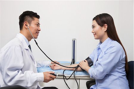 doctor patient services - Young Woman Checking Blood Pressure With Male Doctor Foto de stock - Sin royalties Premium, Código: 6116-06938951