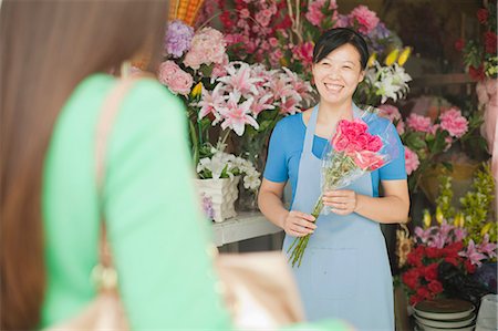 Florist Giving Bunch Of Flowers To Customer Photographie de stock - Premium Libres de Droits, Code: 6116-06938957