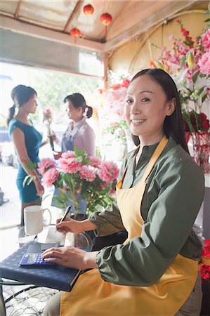 Florist Working In Flower Shop Foto de stock - Royalty Free Premium, Número: 6116-06938963