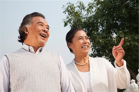simsearch:614-06116106,k - Senior couple walking outdoors and pointing in Beijing Foto de stock - Sin royalties Premium, Código: 6116-06938991