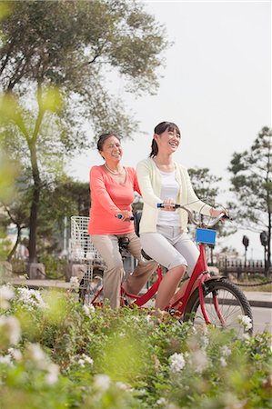 Grandmother and granddaughter riding tandem bicycle, Beijing Photographie de stock - Premium Libres de Droits, Code: 6116-06938999