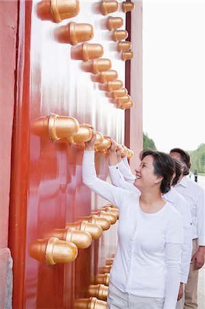 simsearch:6116-06939046,k - Group of mature people standing next to traditional Chinese door Photographie de stock - Premium Libres de Droits, Code: 6116-06939042