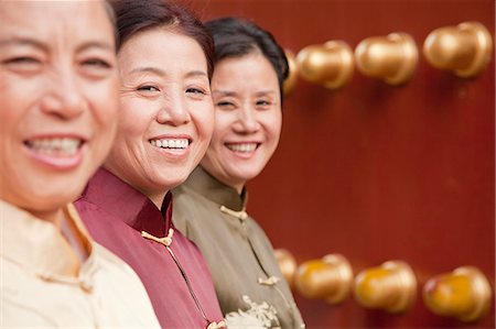 simsearch:6116-06939051,k - Group of mature women in traditional clothes standing next to the traditional Chinese door Stockbilder - Premium RF Lizenzfrei, Bildnummer: 6116-06939048