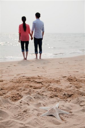 sea starfish pictures - Young Couple Looking Out at the Sea Photographie de stock - Premium Libres de Droits, Code: 6116-06939072