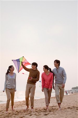 simsearch:832-03724421,k - Young Friends Flying a Kite on the Beach Photographie de stock - Premium Libres de Droits, Code: 6116-06939094