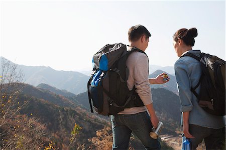 Young couple hiking and looking at the compass Photographie de stock - Premium Libres de Droits, Code: 6116-06939173