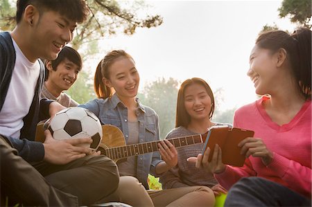 Teenagers hanging out in the park Stock Photo - Premium Royalty-Free, Code: 6116-06939109