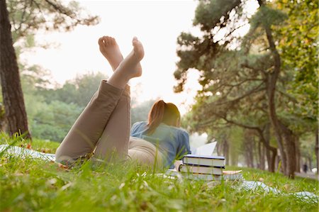 piedi all'aria - Teenage girl reading book in the park Fotografie stock - Premium Royalty-Free, Codice: 6116-06939111