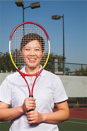 simsearch:6116-06939194,k - Mature woman playing tennis, portrait Photographie de stock - Premium Libres de Droits, Code: 6116-06939294