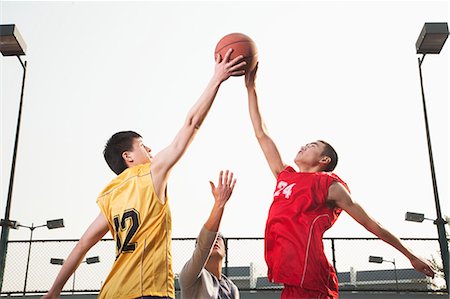 Basketball players fighting for a ball Stock Photo - Premium Royalty-Free, Code: 6116-06939347