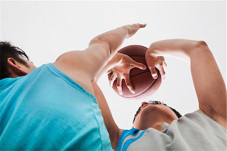 défenseur - Two people playing basketball, blocking Photographie de stock - Premium Libres de Droits, Code: 6116-06939345