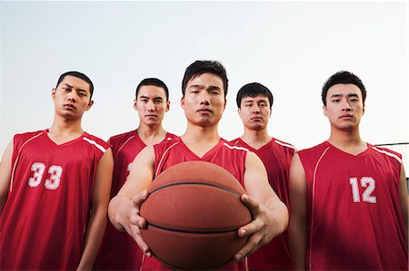 simsearch:632-05991814,k - Basketball team, portrait Photographie de stock - Premium Libres de Droits, Code: 6116-06939351