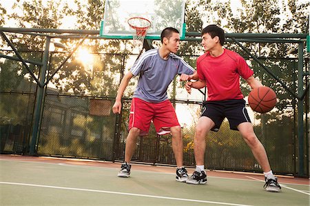 Two street basketball players on the basketball court Photographie de stock - Premium Libres de Droits, Code: 6116-06939357