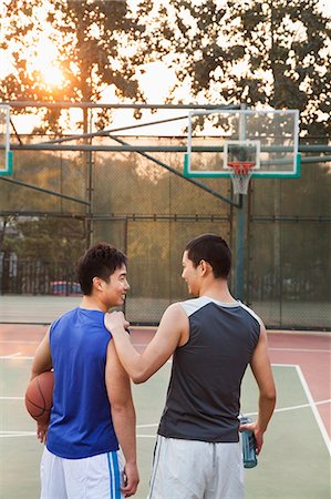 Friends going back home after basketball game Photographie de stock - Premium Libres de Droits, Code: 6116-06939363