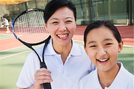 raquette de tennis - Young girl playing tennis with her coach Photographie de stock - Premium Libres de Droits, Code: 6116-06939310