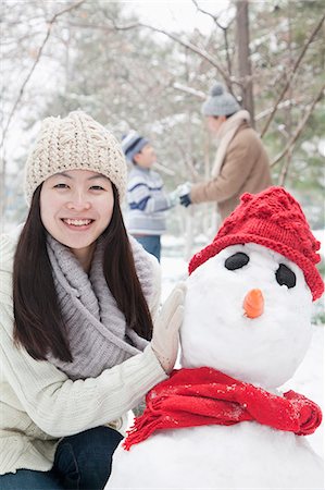 simsearch:6116-07086628,k - Mother making snowman in park in winter Foto de stock - Sin royalties Premium, Código: 6116-06939563