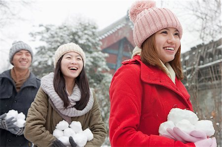 simsearch:6116-07086410,k - Three friends Holding snow balls in snow in park Foto de stock - Sin royalties Premium, Código: 6116-06939529