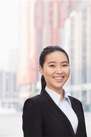 simsearch:6116-07086769,k - Portrait of smiling young businesswoman Photographie de stock - Premium Libres de Droits, Code: 6116-07084501