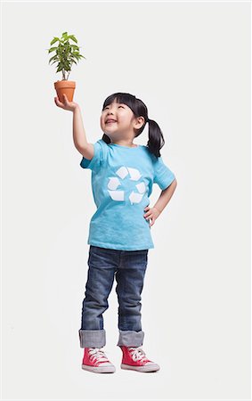 Little girl holding potted plant above her head, studio shot Stockbilder - Premium RF Lizenzfrei, Bildnummer: 6116-07084666