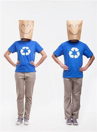 Two young people with smiley face paper bags over their head Foto de stock - Sin royalties Premium, Código: 6116-07084679