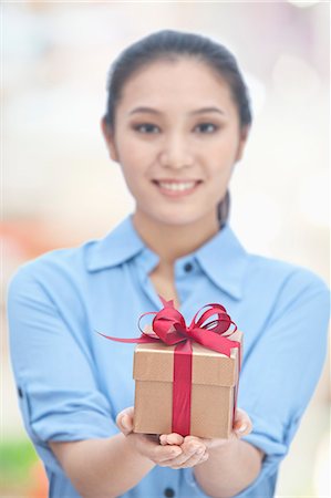 Young Woman Holding Gift Box Photographie de stock - Premium Libres de Droits, Code: 6116-07084822