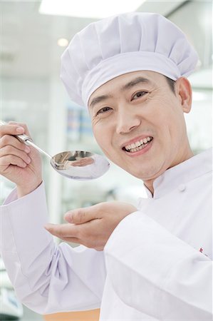 Chef with spoon, tasting food, portrait Photographie de stock - Premium Libres de Droits, Code: 6116-07084957