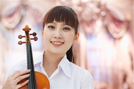 Young Woman With Violin Photographie de stock - Premium Libres de Droits, Code: 6116-07084972
