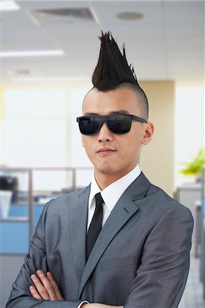 simsearch:6116-07085094,k - Well-dressed young man with Mohawk and sunglasses Foto de stock - Sin royalties Premium, Código: 6116-07085097