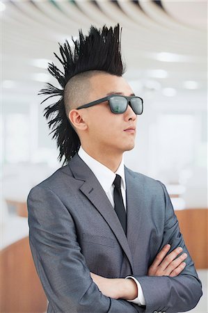 simsearch:6116-07085094,k - Well-dressed young man with Mohawk and sunglasses Foto de stock - Sin royalties Premium, Código: 6116-07085098