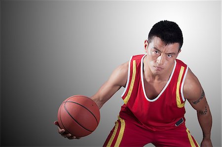 simsearch:6116-06939368,k - Portrait of young man holding a basketball Photographie de stock - Premium Libres de Droits, Code: 6116-07085167